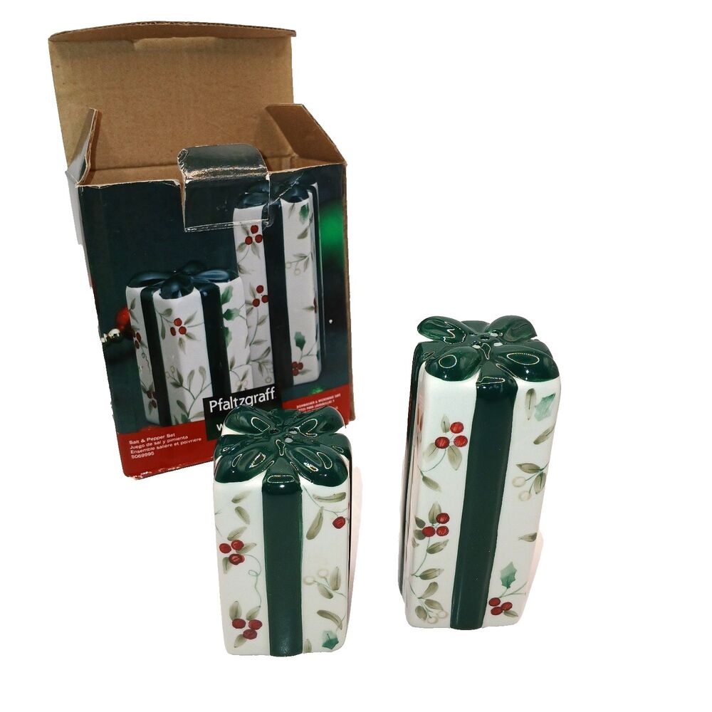 Pfaltzgraff Winterberry Salt & Pepper Set Shakers Christmas Presents w/ Box